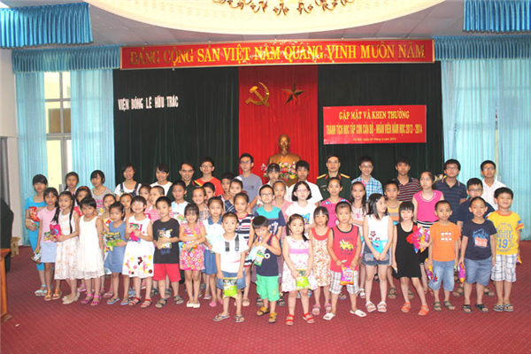 Gặp mặt, tặng quà và biểu dương các cháu học sinh giỏi là con nhân viên Viện Bỏng Quốc gia